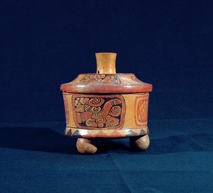 Vaso funerario con influenza Teotihuacan, da Peten, Guatemala, America Centrale, Periodo Classico Antico (c.300-600 d.C.)